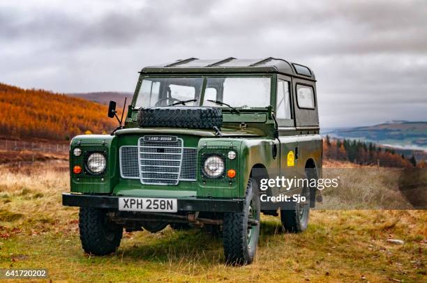land rover defender in the scottish highlands during autumn - land rover imagens e fotografias de stock