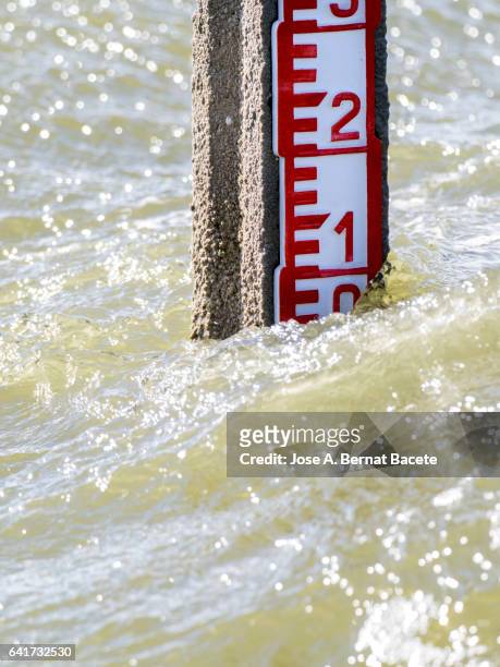 water level marker in a lagoon, a wind day and with waves in the water - wind river film 2017 stock-fotos und bilder