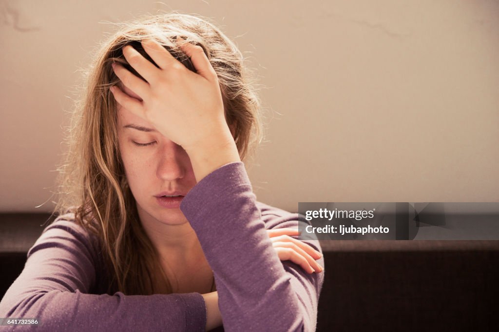Frau, die unter Stress oder verzog das Gesicht vor Schmerzen Kopfschmerzen leiden