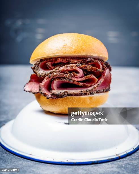 pastrami burger - pastrami burger stock pictures, royalty-free photos & images