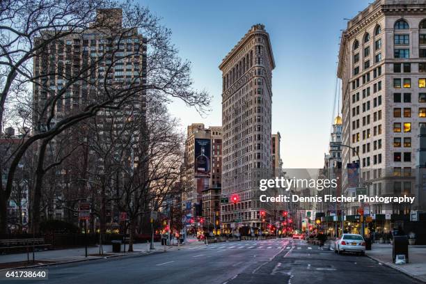 new york flatiron building before sunrise - parque de madison square fotografías e imágenes de stock