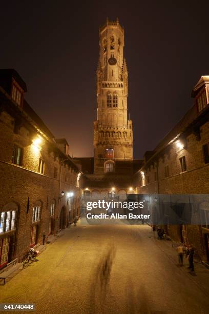 the historic belfry building in bruges at night - bruges night stock pictures, royalty-free photos & images