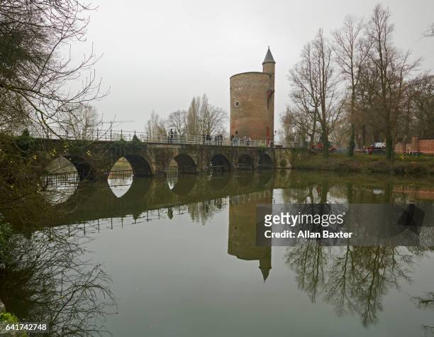 minnewater powder tower in the bruges gent canal - west vlaanderen stockfoto's en -beelden