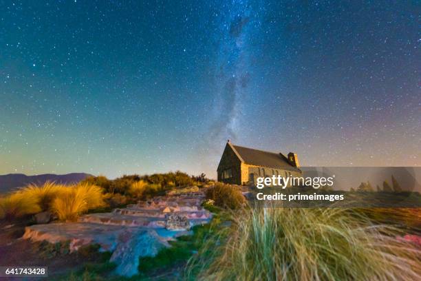 天の川の上教会のよい羊飼い、テカポ湖、ニュージーランド - lake tekapo ストックフォトと画像