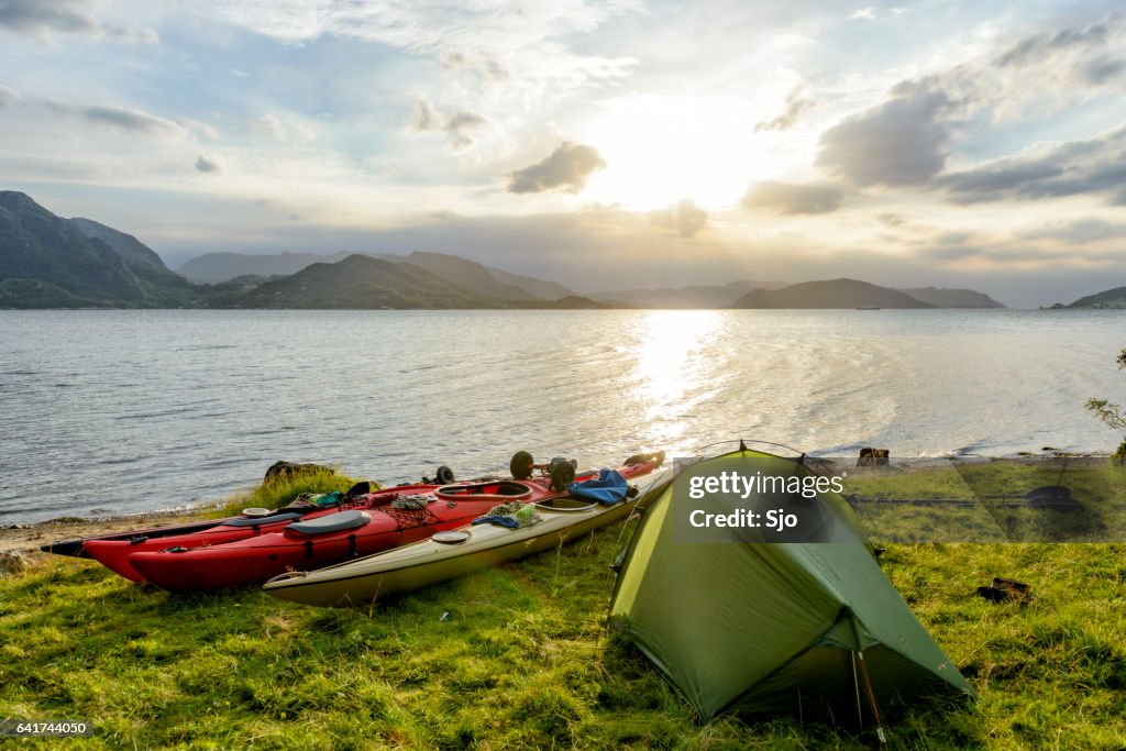 Camping et pratique du kayak à un Fjord en Norvège, au cours de l'été