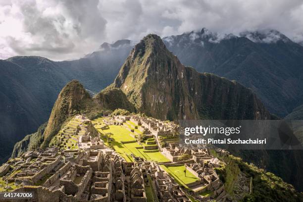 full view of machu picchu and huayna picchu peak in the background - inca stock pictures, royalty-free photos & images