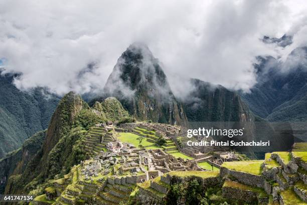 full view of machu picchu and huayna picchu peak in the background - ワイナピチュ山 ストックフォトと画像