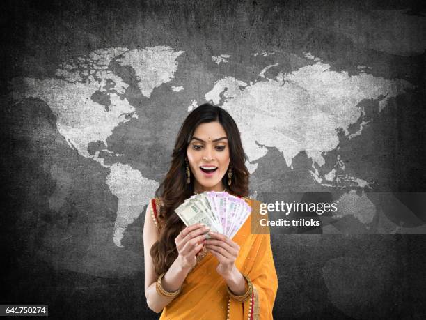 frau holding indische papierwährung - indian money stock-fotos und bilder