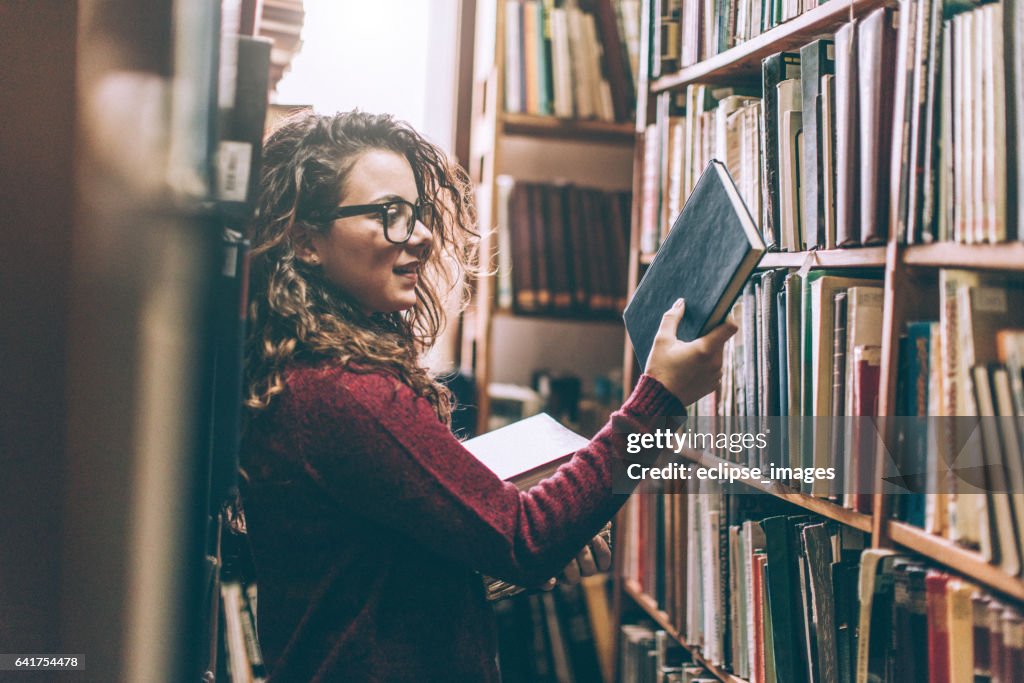 Frau in der Bibliothek