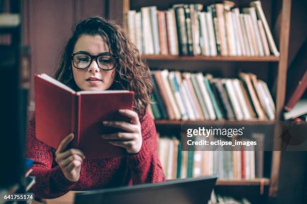 joven estudiante mujer - reading book fotografías e imágenes de stock