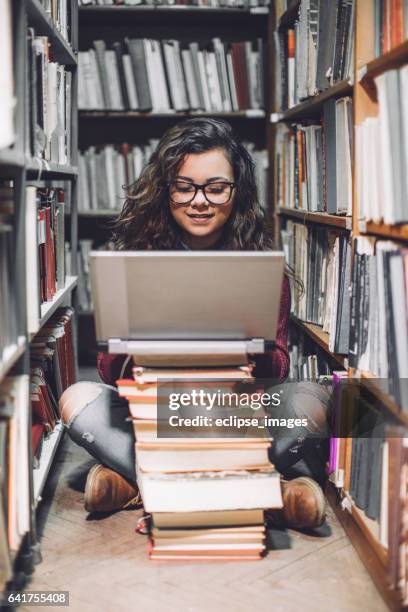 jonge student vrouw - student reading book stockfoto's en -beelden