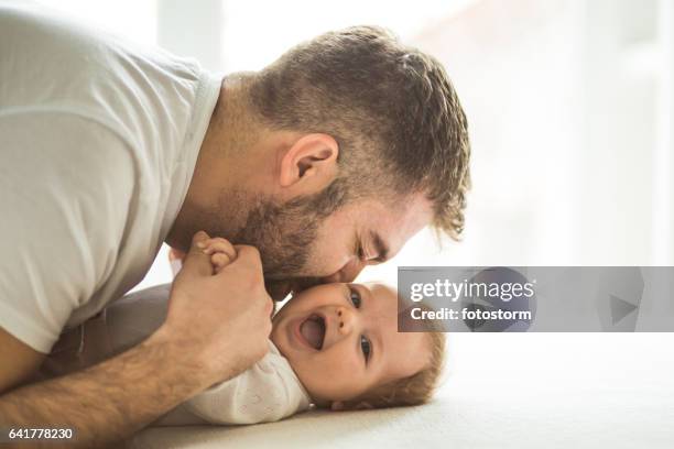 glückliche vater spielt mit seiner tochter - dad baby stock-fotos und bilder