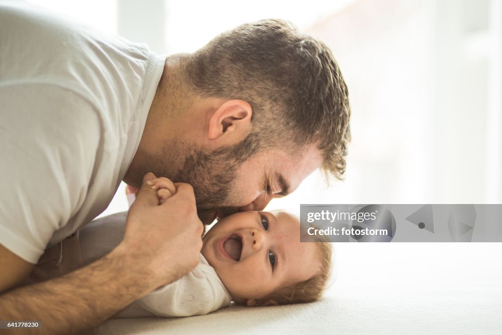 Heureux père joue avec sa fille