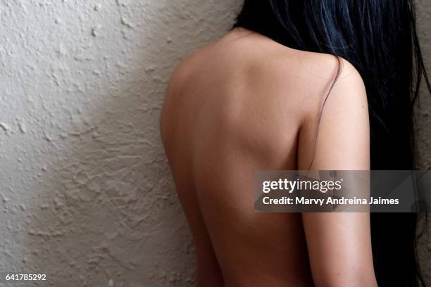 naked female back - encuadre cintura para arriba 個照片及圖片檔