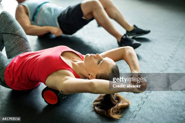 jonge vrouw doen de oefening pilates op sportschool - back stretch stockfoto's en -beelden
