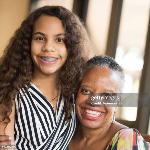 mujer afroamericana posando con su nieta - afrocaribeño fotografías e imágenes de stock
