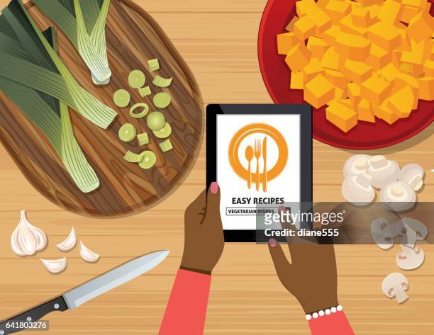 illustrations, cliparts, dessins animés et icônes de angle supérieur d’une personne à l’aide d’applications en ligne pour la cuisson - woman ipad