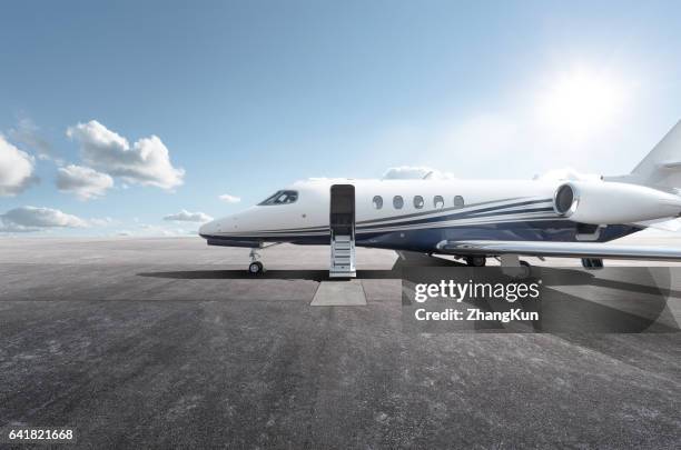 a private jet - avion privé photos et images de collection