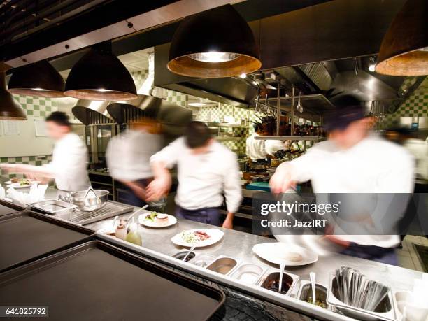 overdreven drukke restaurant keuken - chef cuisine stockfoto's en -beelden