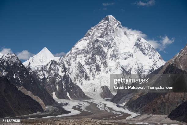 k2 and angel peaks from vigne glacier, k2 trek, karakoram range, pakistan - cordilheira karakorum imagens e fotografias de stock