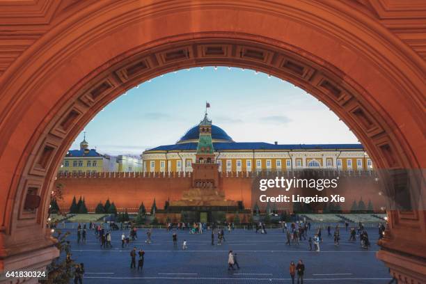 lenin mausoleum and kremlin on red square, moscow, russia - kremlin photos et images de collection