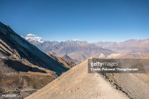 way from thorong la to muktinath village, annapurna conservation area, nepal - ムクティナート ストックフォトと画像