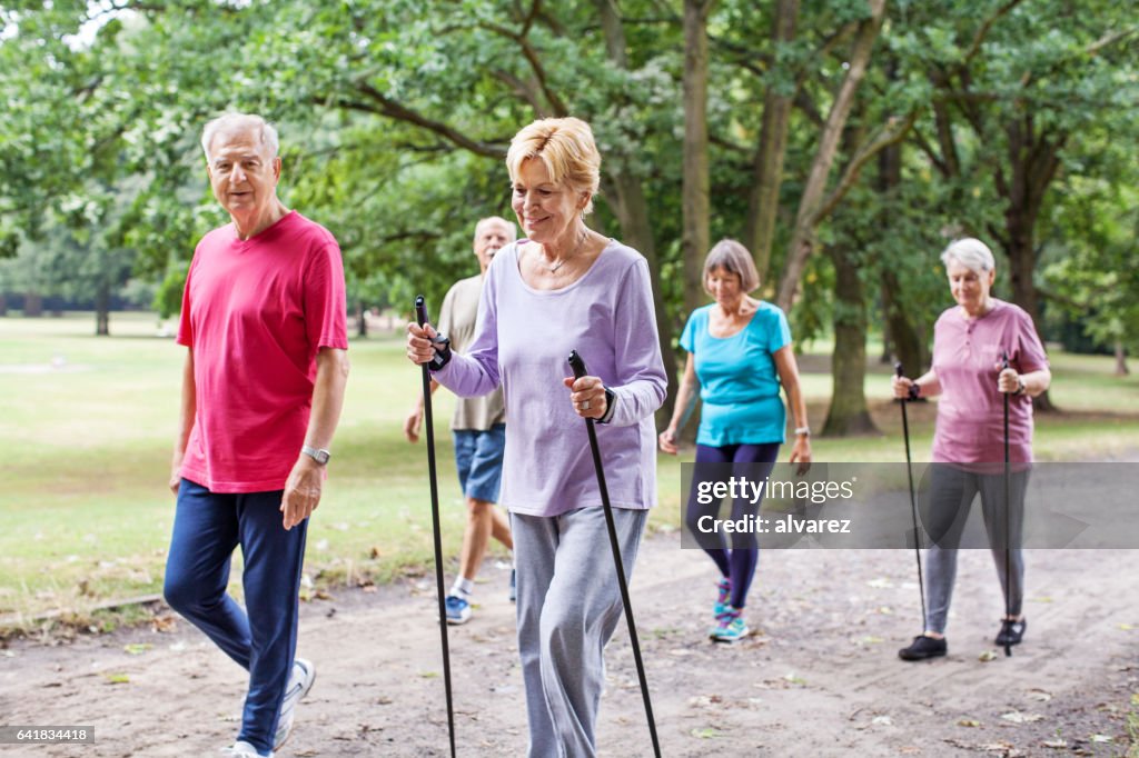 Groep senior wandeling door park