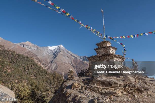 stupa on mountain, annapurna conservation area, nepal - annapurna conservation area stockfoto's en -beelden