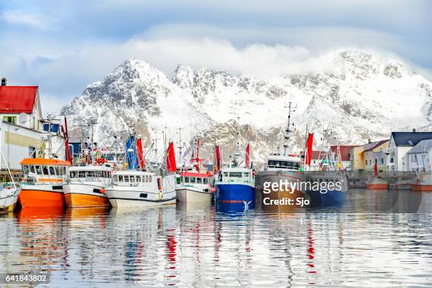 pescherecci a henningsvaer in inverno a lofoten archipel, norvegia - isola di mageroya foto e immagini stock
