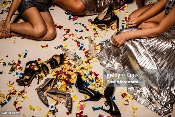 girls, confetti, shoes and bottles on the floor after party - parte inferior imagens e fotografias de stock