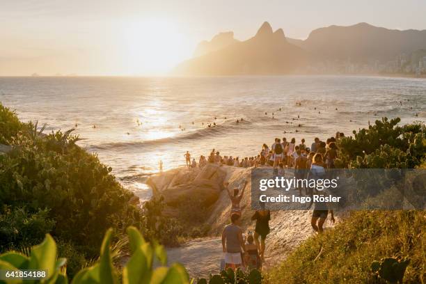crowd enjoying sunset - ipanema beach imagens e fotografias de stock