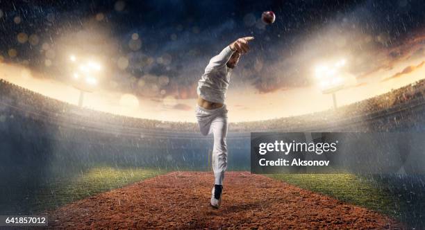 cricket: het spel moment - cricket ball close up stockfoto's en -beelden