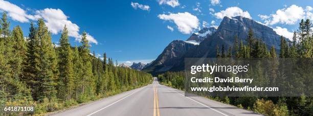 icefields parkway road trip - rocky mountains north america stock-fotos und bilder