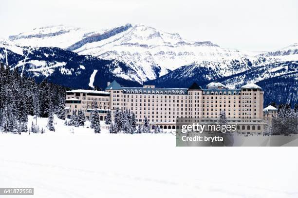 vacanze invernali  - chateau lake louise foto e immagini stock