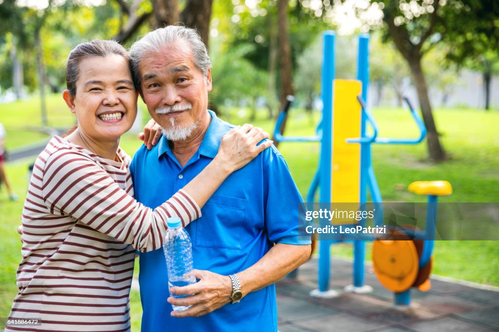 Pareja senior tailandés relajante después de parque público en Bangkok