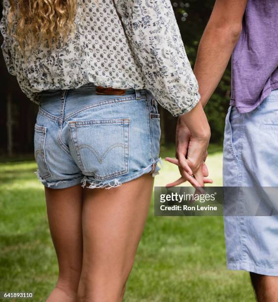 teen couple in park - teen boy shorts stockfoto's en -beelden