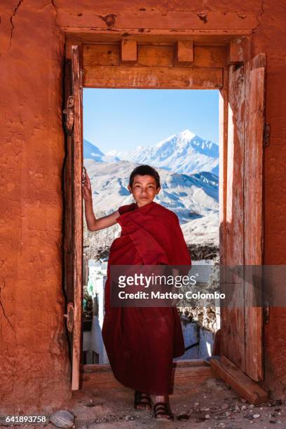young buddhist monk, upper mustang, nepal - mustang fotografías e imágenes de stock
