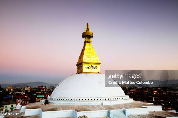 boudhanath stupa at sunset, kathmandu, nepal - bodnath stock-fotos und bilder