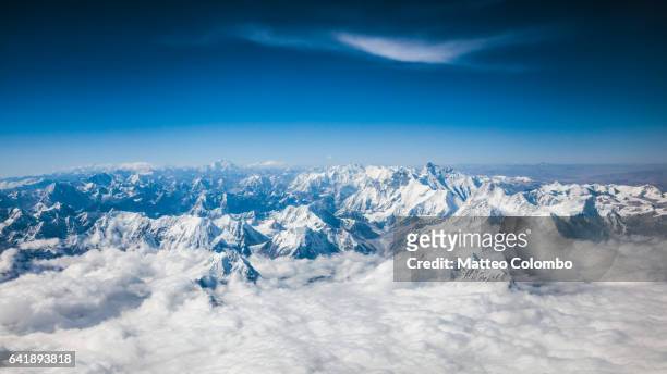 aerial view of himalaya range with mount everest, nepal - mt everest stock-fotos und bilder
