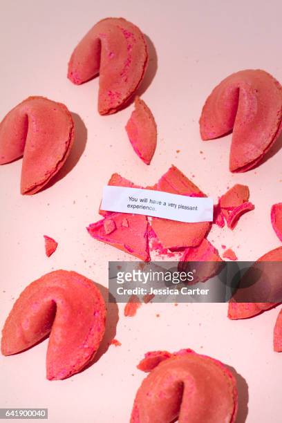 strawberry fortune cookies, fortune reading "you will have a very pleasant experience" - fortune stockfoto's en -beelden