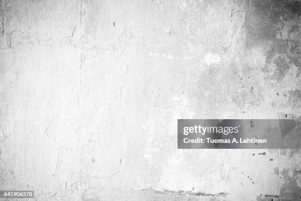 weathered and aged concrete wall with vignetting in black&white. - faded condition stockfoto's en -beelden