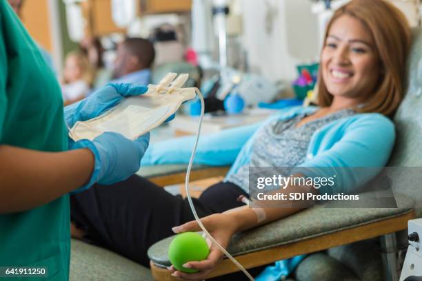 zakenvrouw doneert bloed op haar lunchpauze - blood transfusion stockfoto's en -beelden