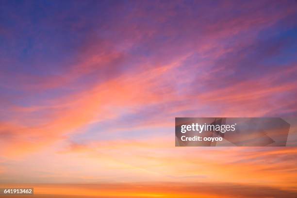 cloudscape hermoso en la mañana - purple sky fotografías e imágenes de stock