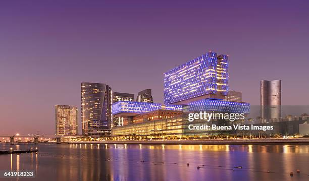 modern buildings in abu dhabi - al maryah island in abu dhabi stockfoto's en -beelden