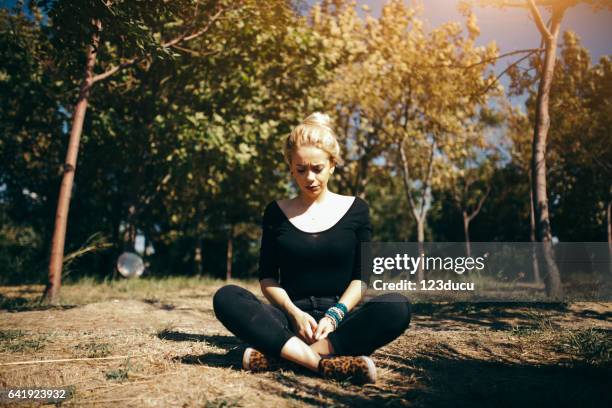 junge blonde frau im wald - female looking away from camera serious thinking outside natural stock-fotos und bilder