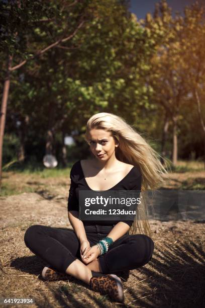 junge blonde frau im wald - female looking away from camera serious thinking outside natural stock-fotos und bilder