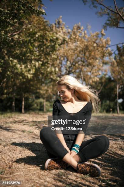 junge blonde frau im wald - female looking away from camera serious thinking outside natural stock-fotos und bilder