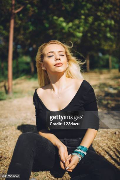 junge blonde frau im wald - female looking away from camera serious thinking outside natural stock-fotos und bilder