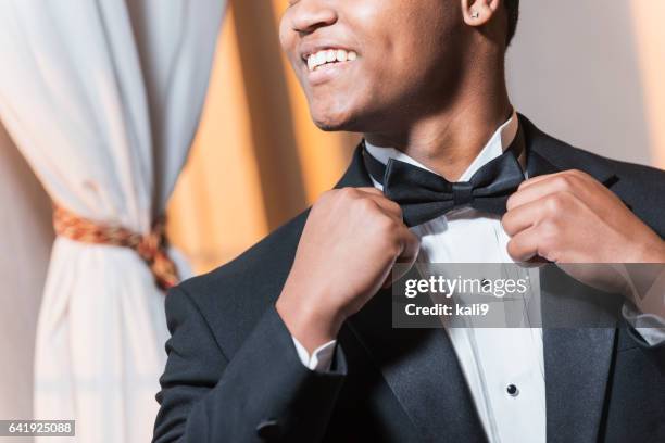 joven negro a hombre hispánico con smoking - esmoquin fotografías e imágenes de stock