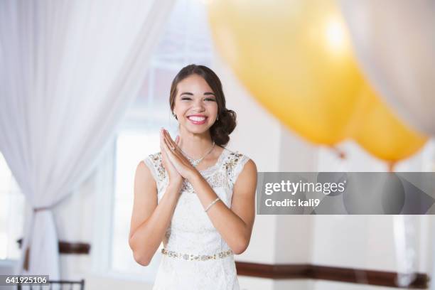 jong gemengd ras vrouw in witte jurk - prom dress stockfoto's en -beelden